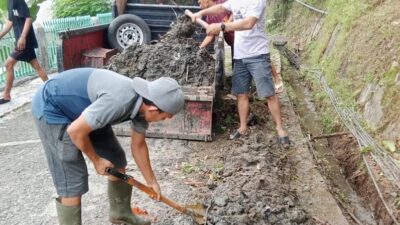 Dalam rangka menyambut Hari Ulang Tahun (HUT) ke-81 Kemerdekaan Republik Indonesia, masyarakat Kelurahan Air Dingin, Kecamatan Lembah Segar, Kota Sawahlunto menggelar gotong royong massal