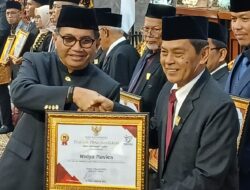 HUT Kota Padang ke-357: Diserahkan Wakil Ketua DPRD Mastilizal Aye, Ketua PWI Sumbar Widya Navies Terima Pin Emas