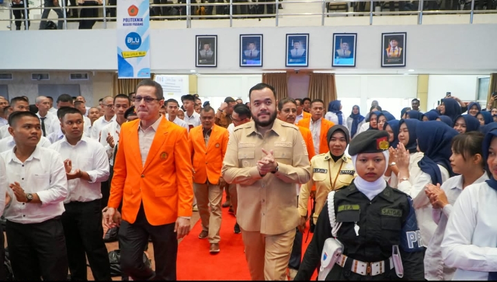 Walikota Fadly Amran membuka secara resmi Pengenalan Kehidupan Kampus bagi Mahasiswa Baru (PKKMB) Politeknik Negeri Padang (PNP) Tahun Akademik 2026/2027 di Gedung Pusat Kreativitas Mahasiswa (PKM) PNP. (ist)