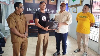 Ketua Golkar Sawahlunto yang juga wakil walikota Sawahlunto serahkan bantuan untuk korban kebakaran yang hanguskan tujuh buah Rumah di Sikalang.subandi