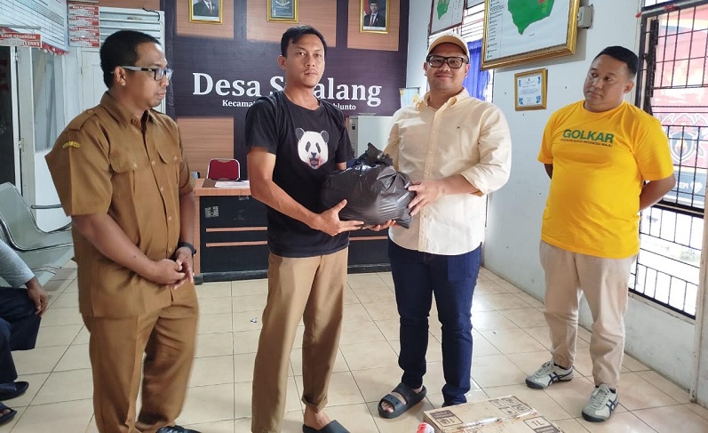 Ketua Golkar Sawahlunto yang juga wakil walikota Sawahlunto serahkan bantuan untuk korban kebakaran yang hanguskan tujuh buah Rumah di Sikalang.subandi