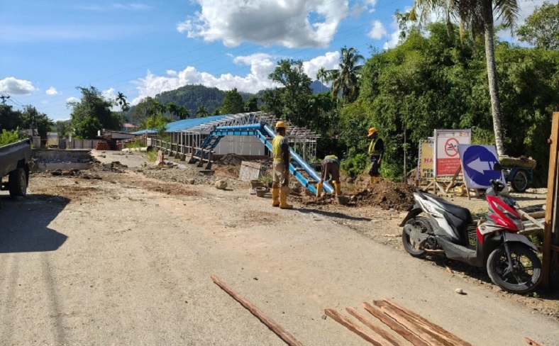 Pembangunan Jembatan Kampung Tanjung yang rusak akibat bencana hidrometeorologi tahun lalu dan diperparah oleh banjir beberapa hari lalu telah mulai dilaksanakan, Minggu (9/8). (ist)