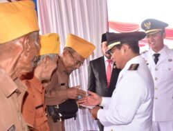 Bupati JKA Serahkan Tali Asih Pada 70 Veteran di HUT ke-81 RI