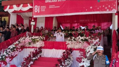 Bupati Pesisir Selatan, Hendrajoni bertindak sebagai Inspektur Upacara pada peringatan Hari Ulang Tahun (HUT) ke-81 Kemerdekaan Republik Indonesia, Senin (17/8), di Lapangan Ilyas Yakup Painan. (marlison)