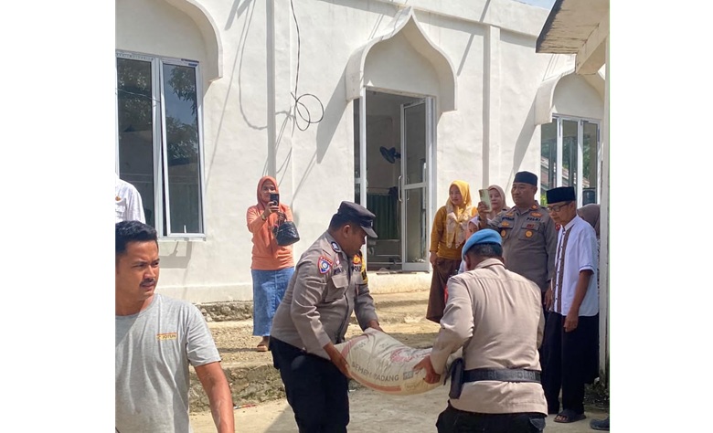 Jumat Berkah, Polres Sijunjung Salurkan 25 Sak Semen untuk Pembangunan Mushalla di Siaur