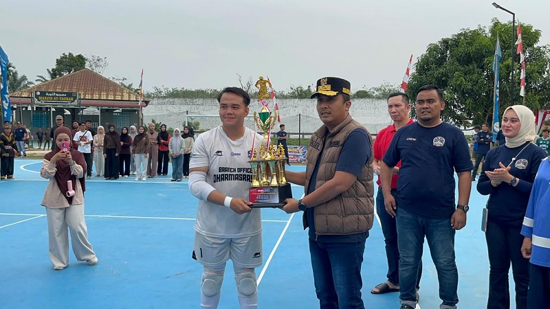 Wagub Vasko menyerahkan piala kepada pemenang Turnamen Futsal.