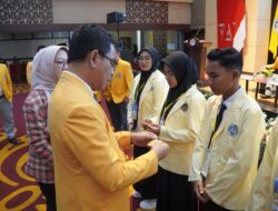 Rektor UNP Buka PKKMB Gugus 2, 3.030 Mahasiswa Baru Diajak Bermimpi dan Berkarya