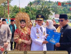 Bupati Pessel Serahkan Satyalancana Karya Satya 30 Tahun Pengabdian
