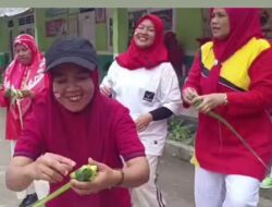 Semarak HUT RI ke-81, Kelompok Senam Sabena Sejorti Gelar Lomba Menganyam Sarang Ketupat