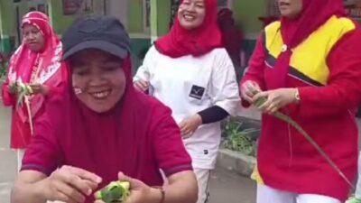 Semarak HUT RI ke-81, Kelompok Senam Sabena Sejorti Gelar Lomba Menganyam Sarang Ketupat