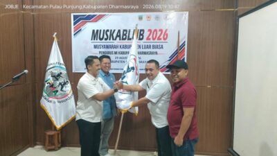 Marten Yunus menerima pataka Muaythai usai Muskablub.