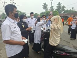 Cegah Penyakit Saluran Pernafasan, Pemkab Dharmasraya Bagikan Ribuan Masker Pada Pengguna Jalan