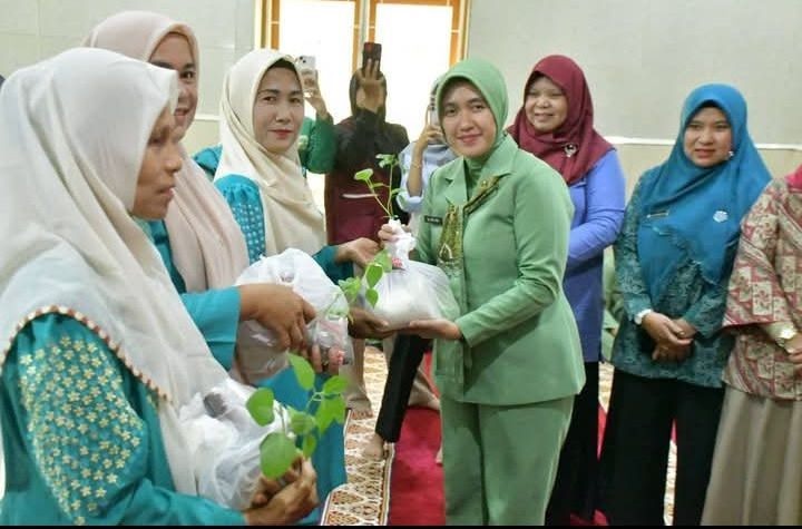 Ketua Persit Kartika Chandra Kirana Cabang LVIII Kodim 0304 Agam, Ny. Nina Vico Hendrika Sandro, diampingi ketua TP PKK Agam, Merry Benni Warlis dan ketua TP PKK Kecamatan Palupuah, Ny.Fitri Nong Rianto menyerahkan bantuan kepada kader PKK Nagari Nan Tujuah Kecamatan Palupuah.(Kasnadi)