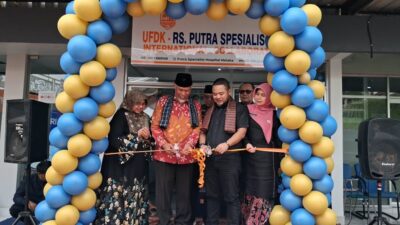 Gubernur Sumbar H.Mahyeldi Ansharullah  dan CEO PSH Malaka, Encik Muhammad Zahiruddin Bin Ahmad terlihat sedang melakukan pengguntingan pita sebagai tanda diresmikanya kelaborasi pusat rujukan internasional di UFDK Bukittinggi. (Gindo)