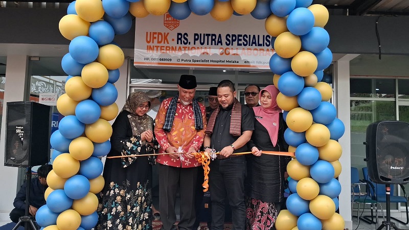 Gubernur Sumbar H.Mahyeldi Ansharullah  dan CEO PSH Malaka, Encik Muhammad Zahiruddin Bin Ahmad terlihat sedang melakukan pengguntingan pita sebagai tanda diresmikanya kelaborasi pusat rujukan internasional di UFDK Bukittinggi. (Gindo)