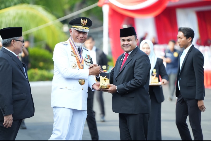 Sekdako Raju Minropa menerima penghargaan dari Gubernur Mahyeldi. (ist).