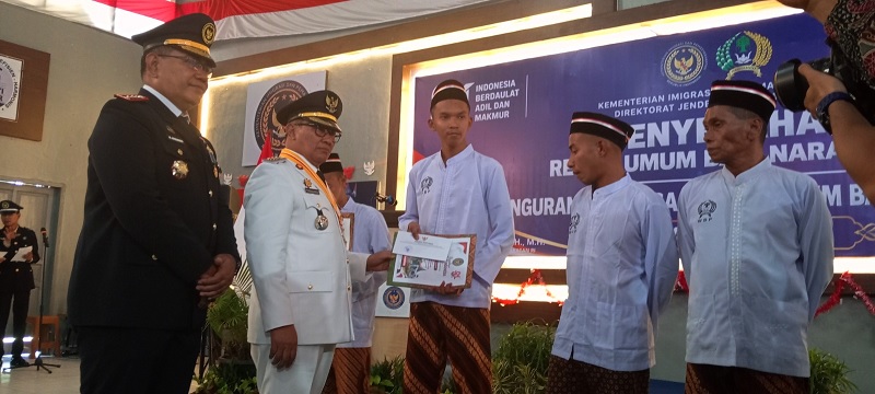 Walikota Bukittinggi, H.M Ramlan Nurmatias didampingi Ka. Laas Kelas IIA Bukittinggi, Nanang Rukmana menyerahkan secara simbolis surat keputusan remisi bagi warga binaan, Senin (17/8). (Maswir Chaniago).