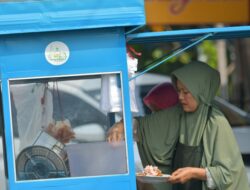 Usaha Sarapan Pagi Jadi Penopang Keluarga Rika Hijra Setelah Suami Terdampak PHK