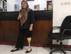 Kaki Palsu dari UPZ BAZNAS Semen Padang Kembalikan Kemandirian Rahma, Kini Bisa Naik Motor dan Jualan Ayam