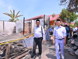Wako Zulmaeta Kunjungi Warga Terdampak Kebakaran di Kelurahan Padang Tiakar