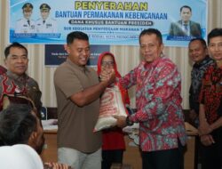 Elzadaswarman Salurkan Banpres Kepada 30 Warga Terdampak Bencana Hidrometeorologi