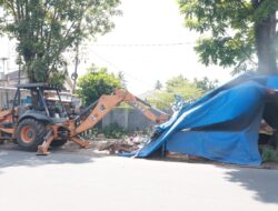 Sejumlah Bangunan Liar Ditertibkan Di Kawasan Taman Wisata Batang Agam dan Jalan Imam Bonjol