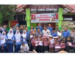 10 Ribu Lebih Pelajar SD dan SMP di Padang Pariaman Terima Pakaian Seragam Gratis dari Pemkab