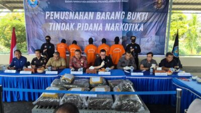 Kepala BNNP Sumbar Toton Rasyid memberikan keterangan sebelum pemusnahan ganja hasil dua kasus di Krematorium Bukit Gado-Gado, Kamis (24/9). (Deri Oktazulmi)