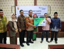 133 Pekerja Rentan di Pariaman Terima Kartu BPJS Ketenagakerjaan