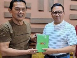 Ketua PWI Sumbar Serahkan Buku Karya Wartawan kepada Walikota Bukittinggi