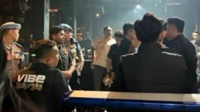 Petugas gabungan mendatangi salah satu tempat hiburan malam saat operasi pemberantasan penyalahgunaan narkotika.(ist)