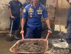 Personel Satpol PP dan Damkar Pessel Bantu Bersihkan Material Galodo Solok