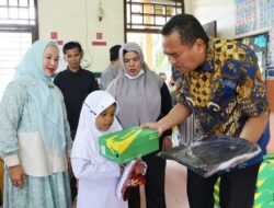 Pemko Pariaman Kembali Bagikan Seragam Sekolah Gratis