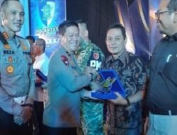Ketua PWI Sumbar Terima Penghargaan dari Ditlantas Polda Sumbar