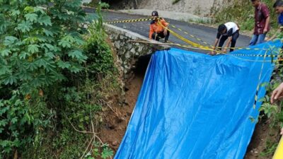 Hujan Lebat Picu Longsor, Jalan Penghubung Kubang Tangah Sawahlunto Nyaris Putus