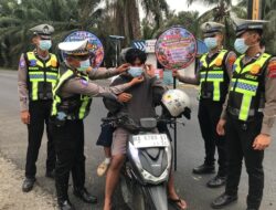 Polres Dharmasraya Salurkan Air Bersih serta Bagikan Masker