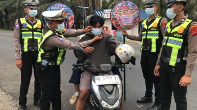 Polres Dharmasraya Salurkan Air Bersih serta Bagikan Masker