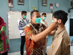 Kabut Asap Selimuti Pariaman, Pemko Bagikan Masker ke Pelajar