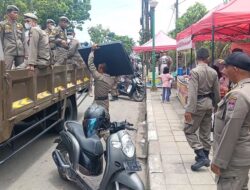 Satpol PP Padang Tertibkan PKL Gunakan Trotoar di Gunung Pangilun