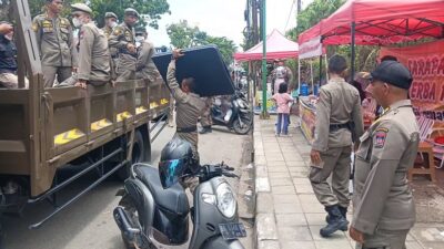 Satpol PP Padang Tertibkan PKL Gunakan Trotoar di Gunung Pangilun