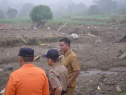 Bupati Solok Tinjau Sawah Terdampak Banjir Bandang di Kayu Aro, Perintahkan Percepatan Pemulihan