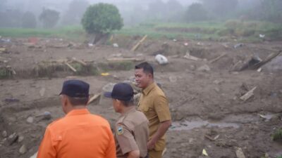 Bupati Solok Tinjau Sawah Terdampak Banjir Bandang di Kayu Aro, Perintahkan Percepatan Pemulihan
