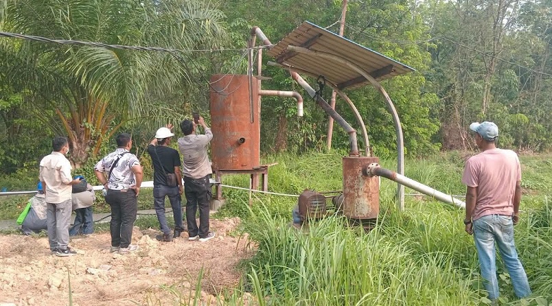 Tim DLH Provinsi dan DLH Dharmasraya ketika pengecekan dugaan pencemaran air sungai. ( ist )
