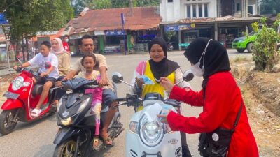 Tim PMI Dharmasraya ketika membagikan masker kepada warga.