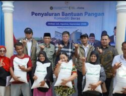 Warga Kota Padang Terima Bantuan Pangan