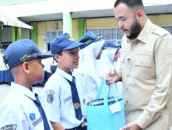 Pemko Padang Kembali Salurkan Seragam Gratis untuk Siswa Kurang Mampu