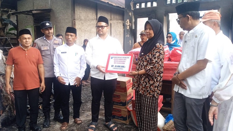 Wawako H.Jefrry Hibatullah didampingi Camat Talawi Uchaq Hardian,S.Sos dan OPD terkait serahkan bantuan kebakaran Jumat (11/9) diterima Dewi Maidewati berupa uang tunai Rp 10 juta.subandi