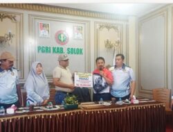 PGRI Sijunjung Salurkan Bantuan untuk Anggota PGRI Solok Terdampak Galodo