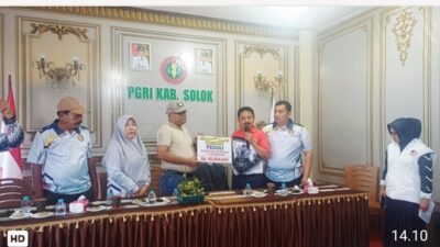 PGRI Sijunjung Salurkan Bantuan untuk Anggota PGRI Solok Terdampak Galodo