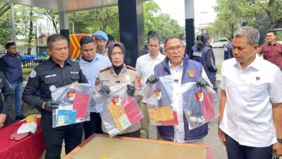 Dirreskrimum Polda Sumbar, AKBP Umar didampingi Kabid Humas Kombes Pol Susmelawati Rosya memamerkan barang bukti tersangka saat rilis di Mapolda Sumbar, Selasa (20/10). Deri oktazulmi